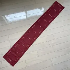 クリスマスにも使える赤い刺繍入りテーブルランナー