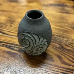 黒と青の渦巻き模様の陶器花瓶