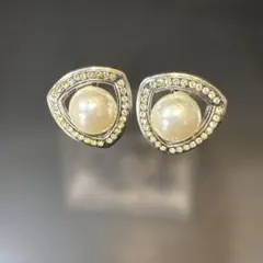 パールとクリスタルの三角形イヤリング