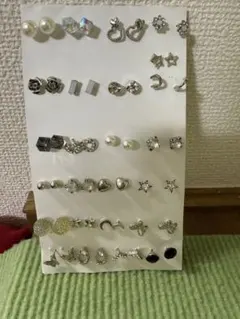 多様なデザインのピアスセット 25ペア