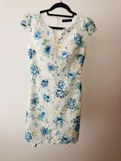 花柄刺繍ホワイトドレス