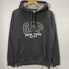 【大人気】GAP デカロゴ グレー パーカー NEW YORK CITYロゴ　M