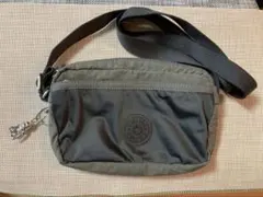 キプリング ショルダーバッグ　カーキ