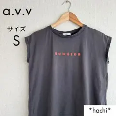 a.v.v くすみグレー プリント柄 ノースリーブカットソー