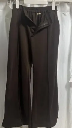 ブラウンパンツ