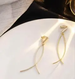 ゴールドカラー ウェーブ ロングピアス