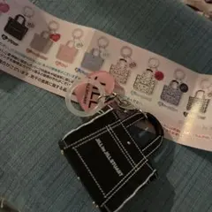 JILL STUART ミニバッグ風めじるしアクセサリーブラック