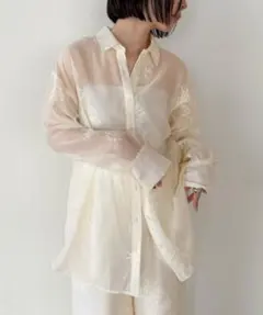 セレクトモカ　フラワーエンブロイダリーシアーオーバーサイズシャツのサムネイル