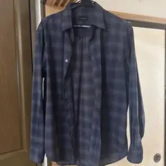 ネイビーとグレーのチェック柄長袖シャツ