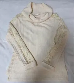 axes femme タートルネック長袖トップス クリーム色