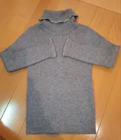 グレー フリル付きタートルネック長袖カットソー