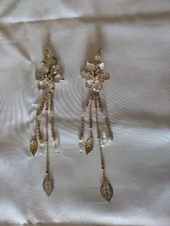 花モチーフ ゴールドイヤリング