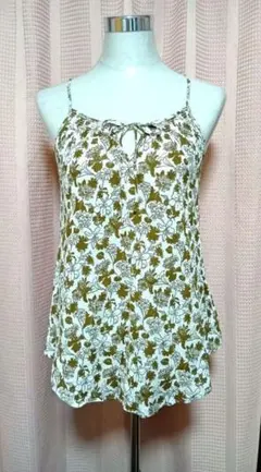 UNIQLO 花柄キャミソール 白とオリーブグリーン