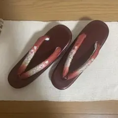 赤色花柄鼻緒の下駄