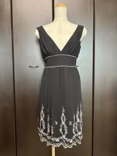 レストローズ　ブラック 刺繍入りノースリーブワンピース