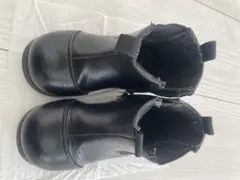 黒いジッパー付きショートブーツ