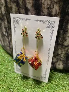 クリスマスツリーとプレゼントのピアス