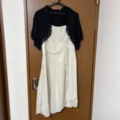 ベージュドレス、ブラックカーディガンセット