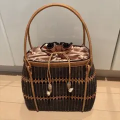 籐とサテンの巾着型ハンドバッグ