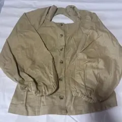 ベージュ パフスリーブ ボタンシャツ