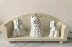 ナチュラルキッチン　もふもふ犬オブジェと木製ソファセット