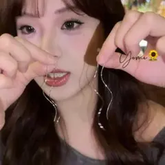 新品　シルバー波ラインロングピアス　華奢見え　日韓風アクセ