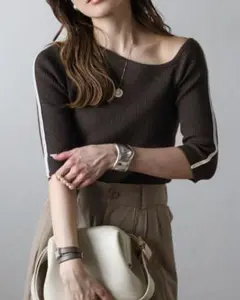 ボンジュールサガン　スリーブラインアシンメトリーネックニット　チャコールブラウン