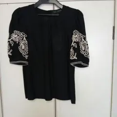 刺繍入り黒五分袖トップス