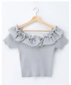 フリル付きオフショルダー半袖ニット