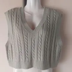 薄いグレー Vネック ケーブル編み ニットベスト