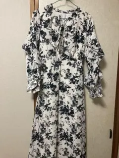 トッコクローゼット　リボン付きラッフルフリルスリーブフラワープリントワンピース