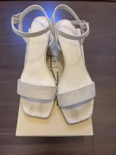 LE TALON ベージュ スエード ストラップサンダル 中ヒール