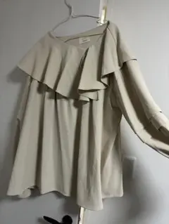 muguet フリル付きベージュ長袖ブラウスのサムネイル