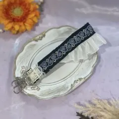 大人可愛い♡スマホハンドストラップ インド刺繍　ブラック&ホワイト2つ