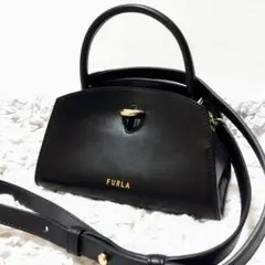 未使用級✨フルラ 現行 ショルダーバッグ アーチロゴ ターンロック レザー 黒 未使用級✨フルラ 現行 ショルダーバッグ アーチロゴ ターンロック