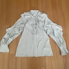 【美品】LILY BROWNフリル付きライトグレー長袖ブラウス