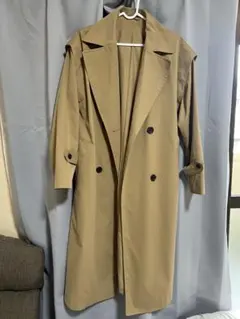 ベージュ ダブルブレスト トレンチコート