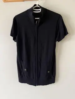 黒いジップアップショートスリーブジャケット