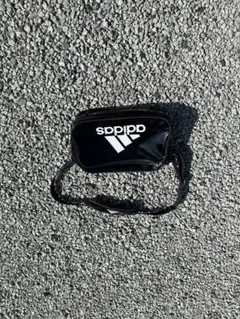adidas ブラック エナメルバッグ　ショルダーバッグ