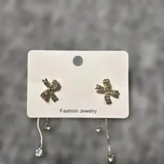 ゴールド リボン型ピアス クリスタル付き　新品未使用