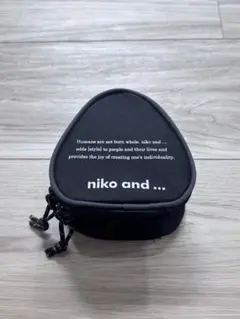 《GW値下げ》ニコアンド niko and ... 保冷 ブラック三角形ポーチ