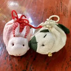 ちりめん織ウサギと猫のミニ巾着 ポーチ 飴ちゃん入れ 2こセット鈴付き