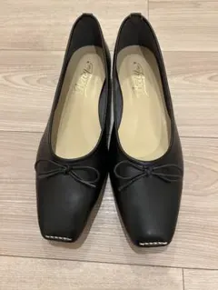 ブラックリボン付きフラットシューズ