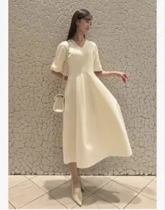 【新品タグ付】セルフォード Vネックホールガーメントワンピース 36 アイボリー