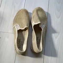 ベージュ フラットシューズ