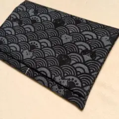 *ハンドメイド　診察券も入る　お薬手帳ケース　和柄　青海波　ねこ　グレー　黒のサムネイル