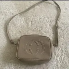 ショルダーバッグ　ベージュ　エンボス加工　レディース　カバン　バック　小物入れ