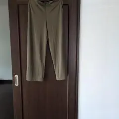オリーブ色 ワイドパンツ ストレッチ素材