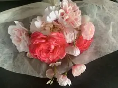 ピンクと赤の造花の花束