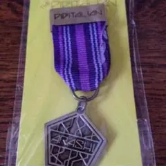 【送料無料】メダルブローチ 紫 嵐